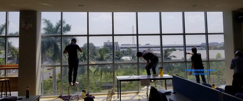Thi công dán phim cách nhiệt cửa kính