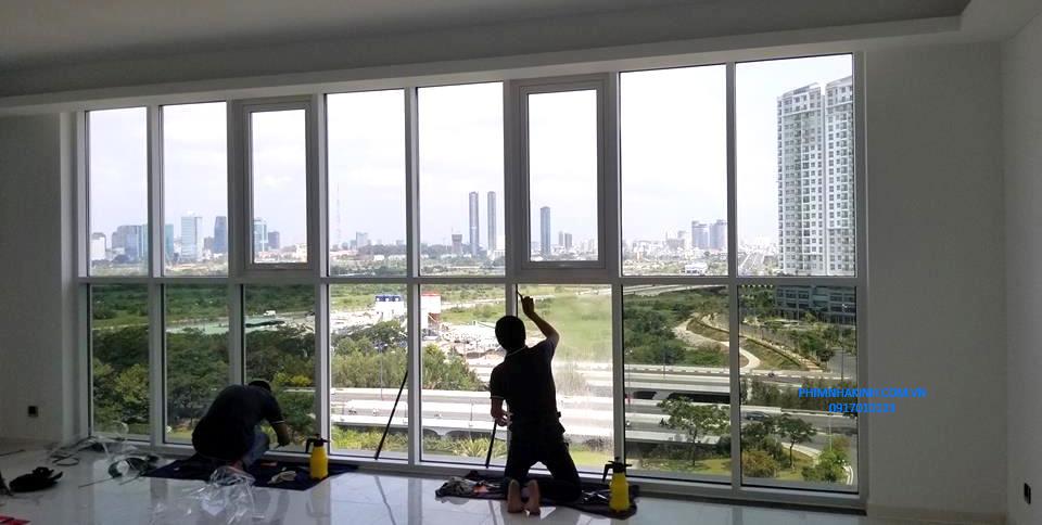 Thi công dán phim cách nhiệt cửa kính