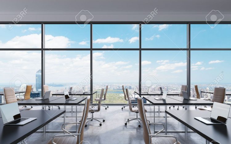 44972295-i-luoghi-di-lavoro-in-un-ufficio-moderno-panoramico-new-york-vista-sulla-città-dalle-finestre-spazio-a